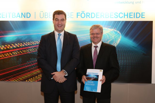 Finanz- und Heimatminister Dr. Markus Söder übergibt Förderbescheid